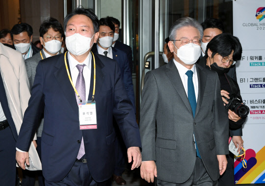 지난 11월10일 서울 광진구 광장동 그랜드워커힐서울에서 열린 한국경제신문 주최 글로벌인재포럼2021행사에 이재명(오른쪽) 더불어민주당 대선후보와 윤석열 국민의힘 대선후보가 함께 참석하고 있다. 국회사진기자단·연합뉴스